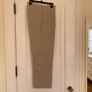 Men’s Tommy Hilfiger khaki pants 33x32; Excellent condition!